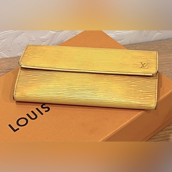 Authentic Louis Vuitton Long Epi Leather Wallet🌷 - Picture 2 of 13